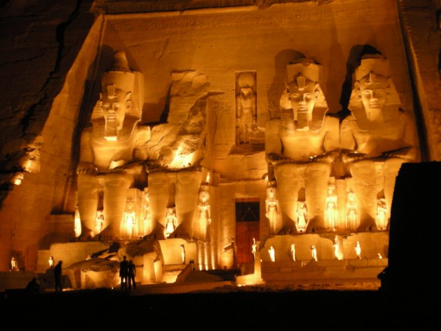 abusimbelthefamous4statuesoframsesii.jpg