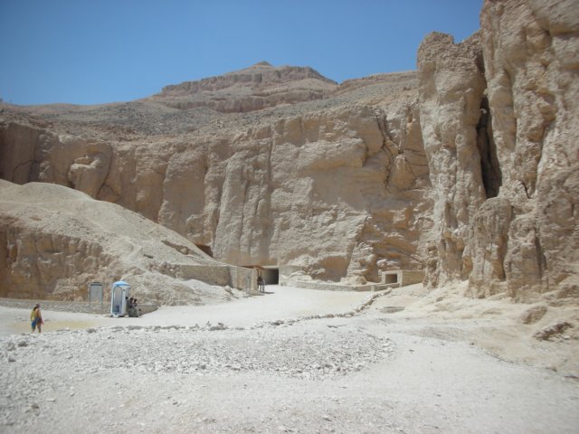 valleyofthekingseveryentranceisagraveverynicelydecoratedtunnelsinwhichthemummieswereput.jpg