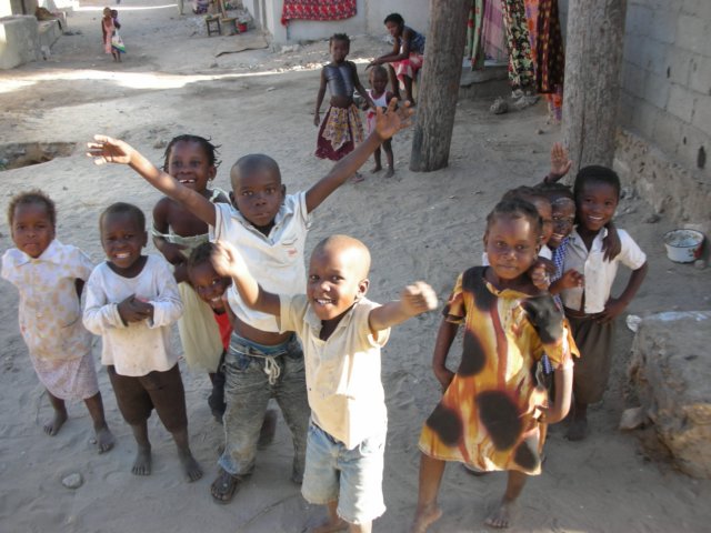 kidsinmakutivillageonilhademozambiquearehappytoseetourists.jpg