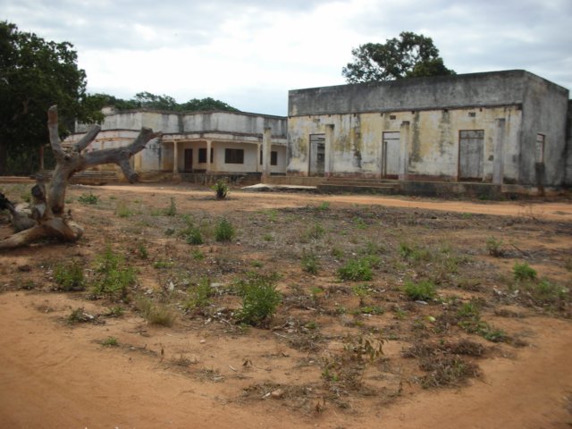 moststonebuildingsinthecoastalareasofmozambiquewevisitedaredeterioratingthisisatypicalsight.jpg