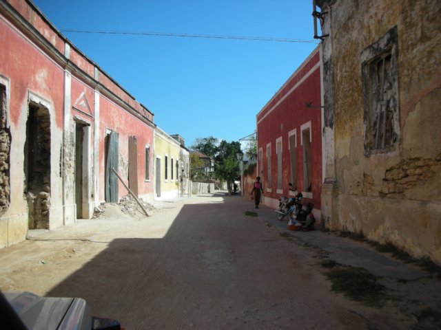 thestreetsofstonetownonilhademozambiquehalfgohsttownhalfrenovated.jpg