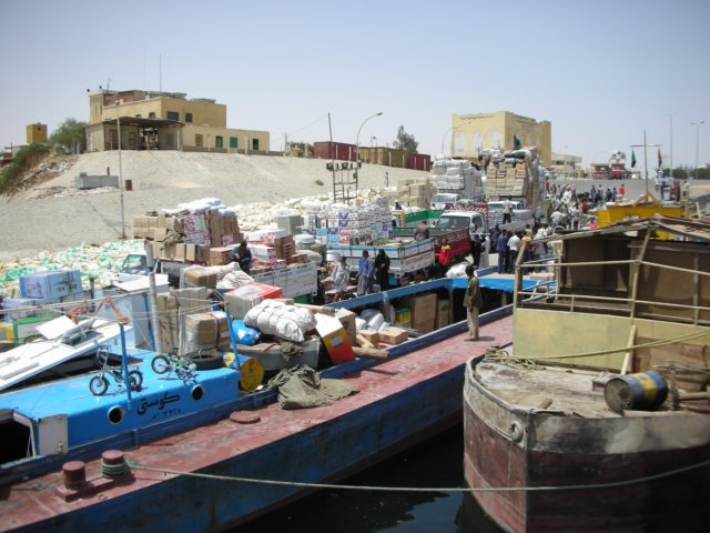 aswanegyptportthebaggagebargeisbeingloadedwiththegoodsonthetrucks.jpg