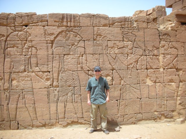 behindthenaqakioskisanothertemplewithsomewellpreservedreliefs2.jpg