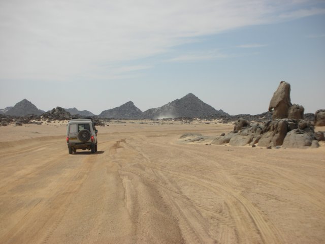 northernsudanerosionsometimesmakespeculiarshapes.jpg