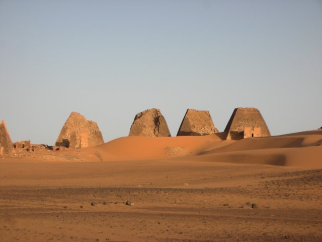 theitaliantreasurehunterguiseppeferlinidestroyedthepyramidsin1834.jpg