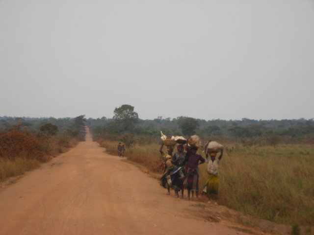 typicaltanzanianroadscenewomenalmostalwayscarrysomethingontheirhead.jpg